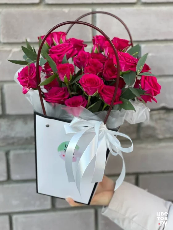 Малиновые кустовые розы в сумке