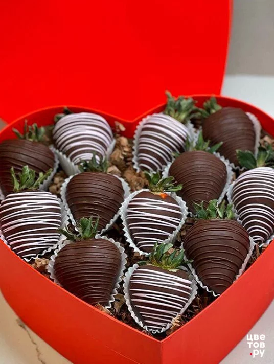 12 клубник в шоколаде, коробка Сердце