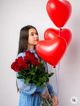15 красных роз и 3 латексных сердца