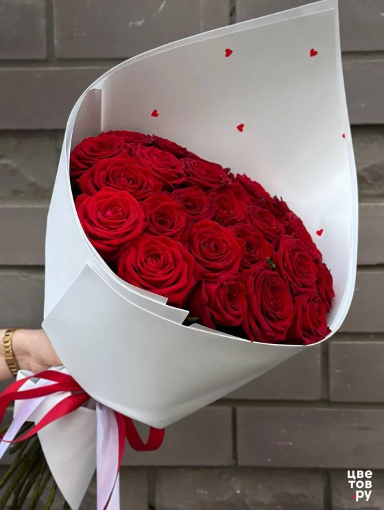 25 красных роз Ред Наоми