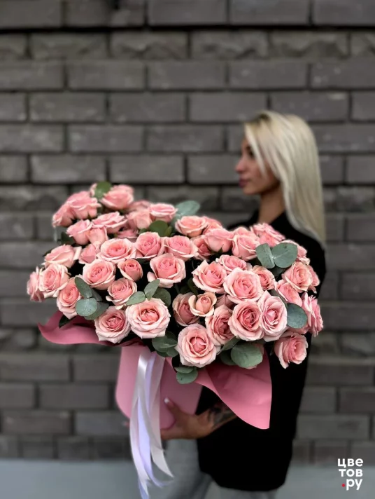 Бокс-гигант с розовыми кустовыми розами