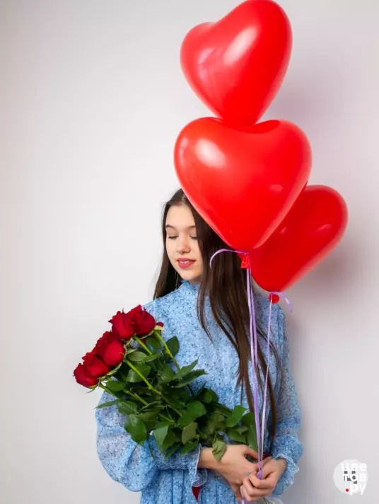 7 красных роз и 3 шара Сердце