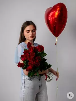 15 красных роз и 1 шар