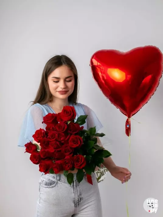 21 красная роза и шар Сердце