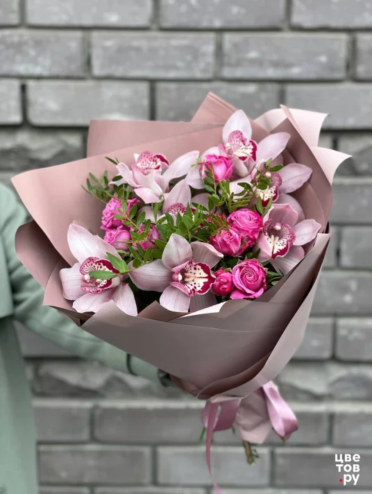 Букет с орхидеями и кустовыми розами